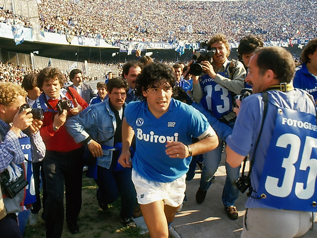 Huyền thoại bóng đá Diego Maradona thi đấu tại Napoli.